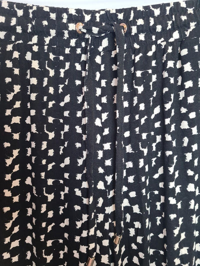 Black And White Pattern Trousers Size 14 **** V351