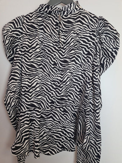 River Island White Animal Print Tie Neck Blouse Size 6 **** V232