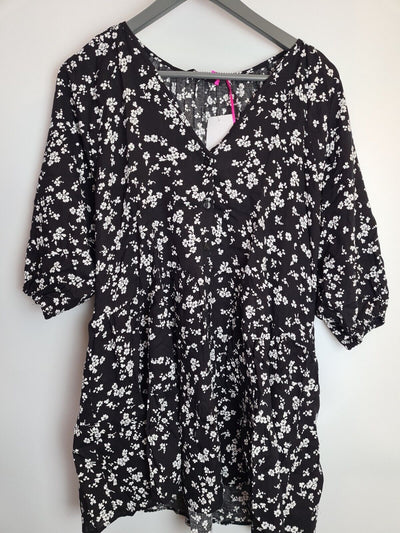 Black Floral Print Tiered Longline Shirt - Mono Print Size 12 **** V261