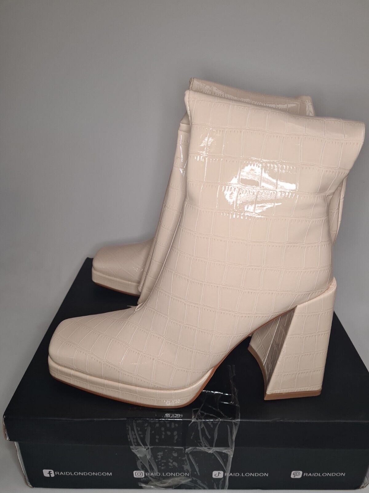 Raid Rosie Knee High Cream Croc Patent Boots Size 7 **** VS3