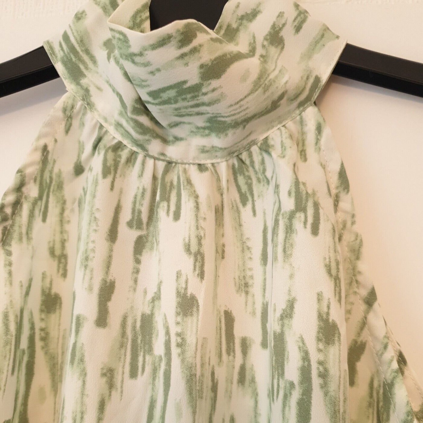 Quiz green Strike Print High Neck Hem Dress Size 10 ****Ref V139