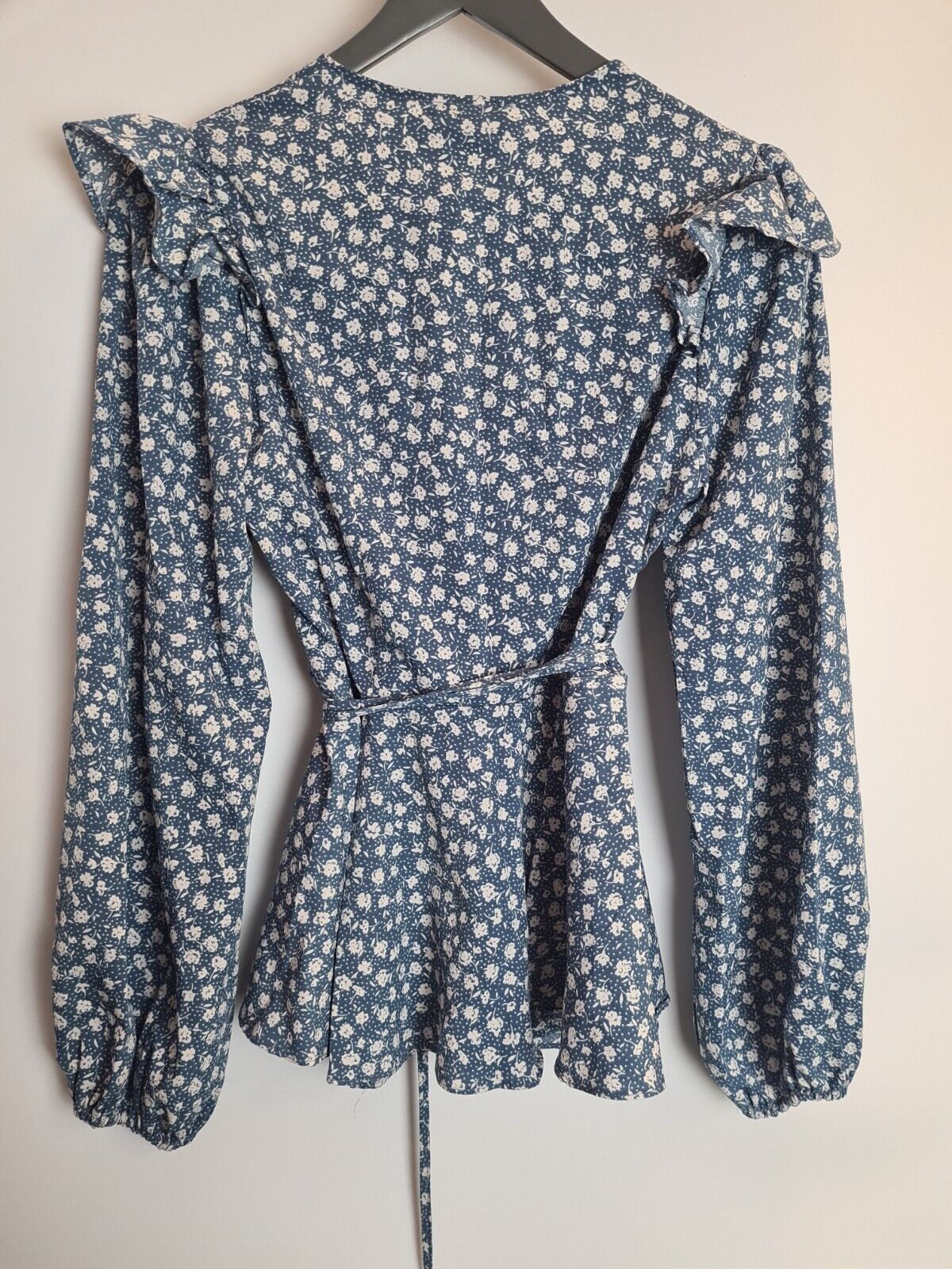 In The Style Jac Jossa Blue Floral Print Wrap Blouse Size 8 **** V57