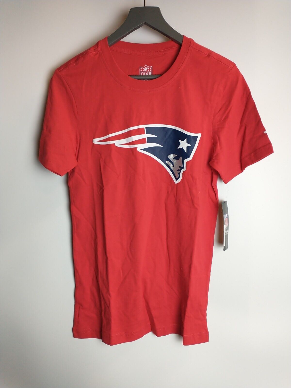 NFL Mid Essentials Crest T-Shirt - Red. Size UK Small **** Ref VA1