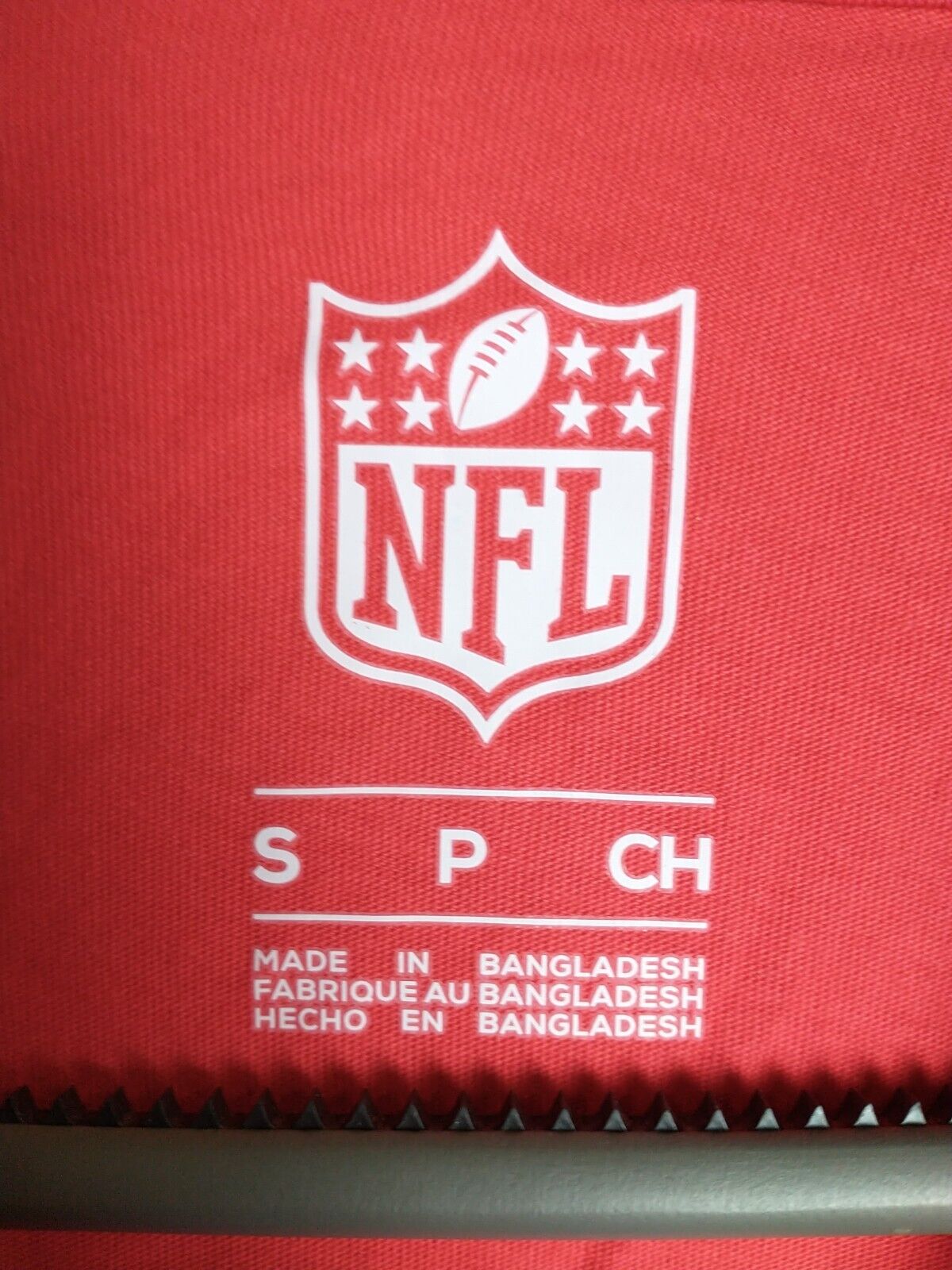 NFL Mid Essentials Crest T-Shirt - Red. Size UK Small **** Ref VA1