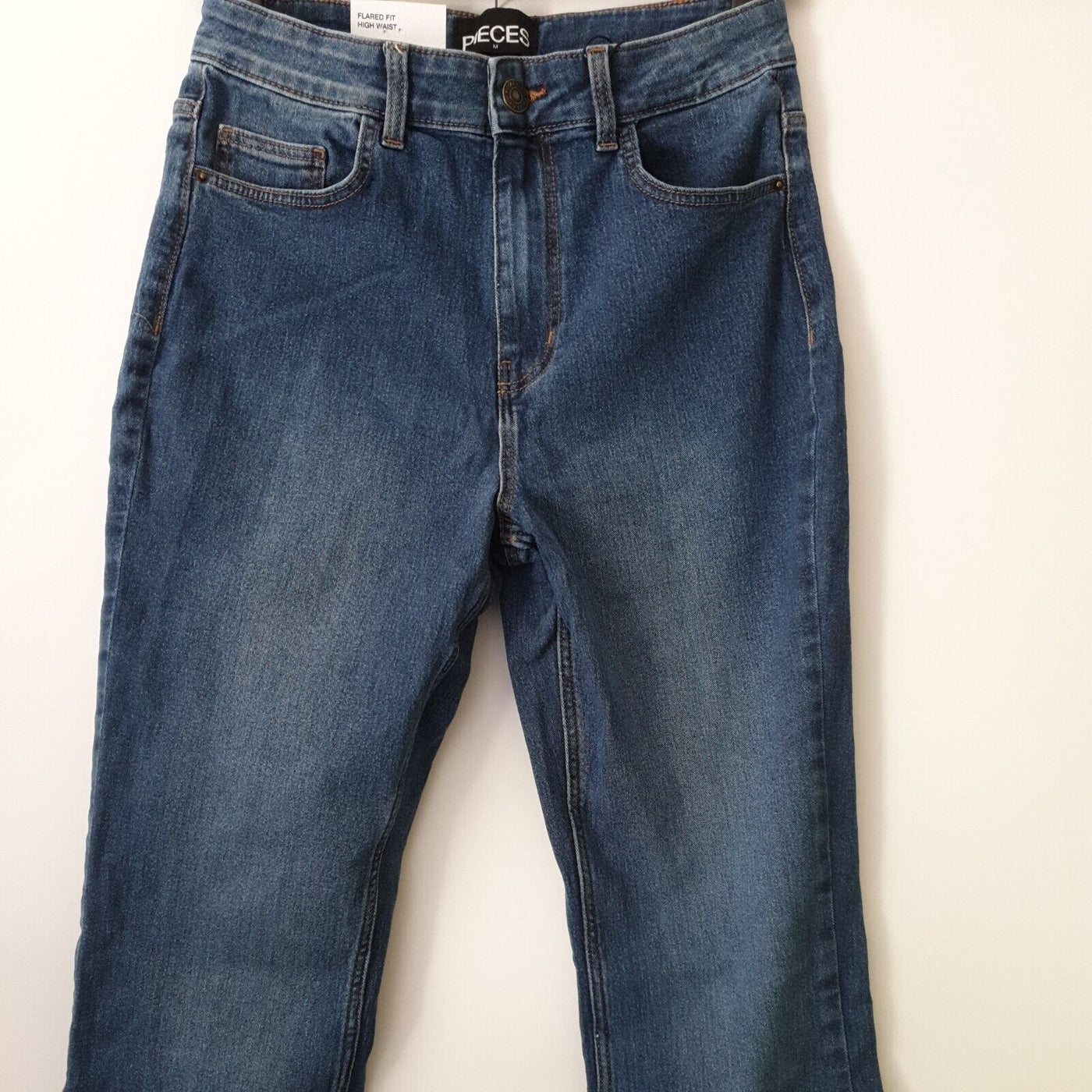 Pieces Flared Fit High Waist Jeans. Size Large ****Ref V476