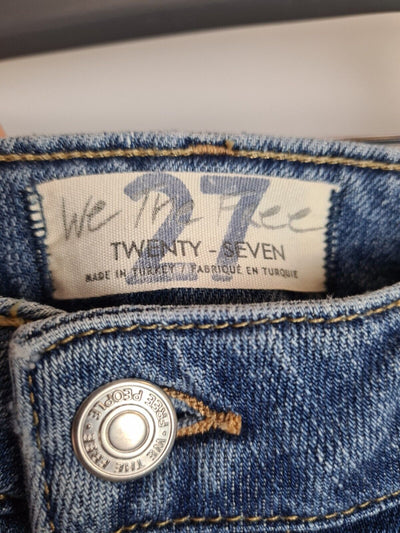 We The Free Blue Ripped Knee Jeans Size 27 **** V262