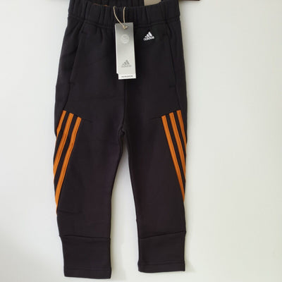 Adidas Boys Regular Fit Taped Leg Joggers Size 5-6yrs****Ref V26