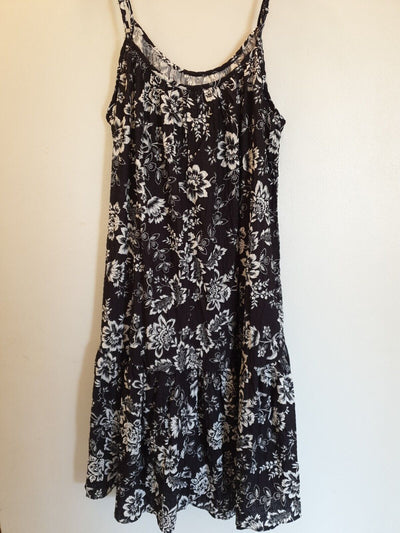 Womens Black/White Floral Pattern Dress Uk16****Ref V383