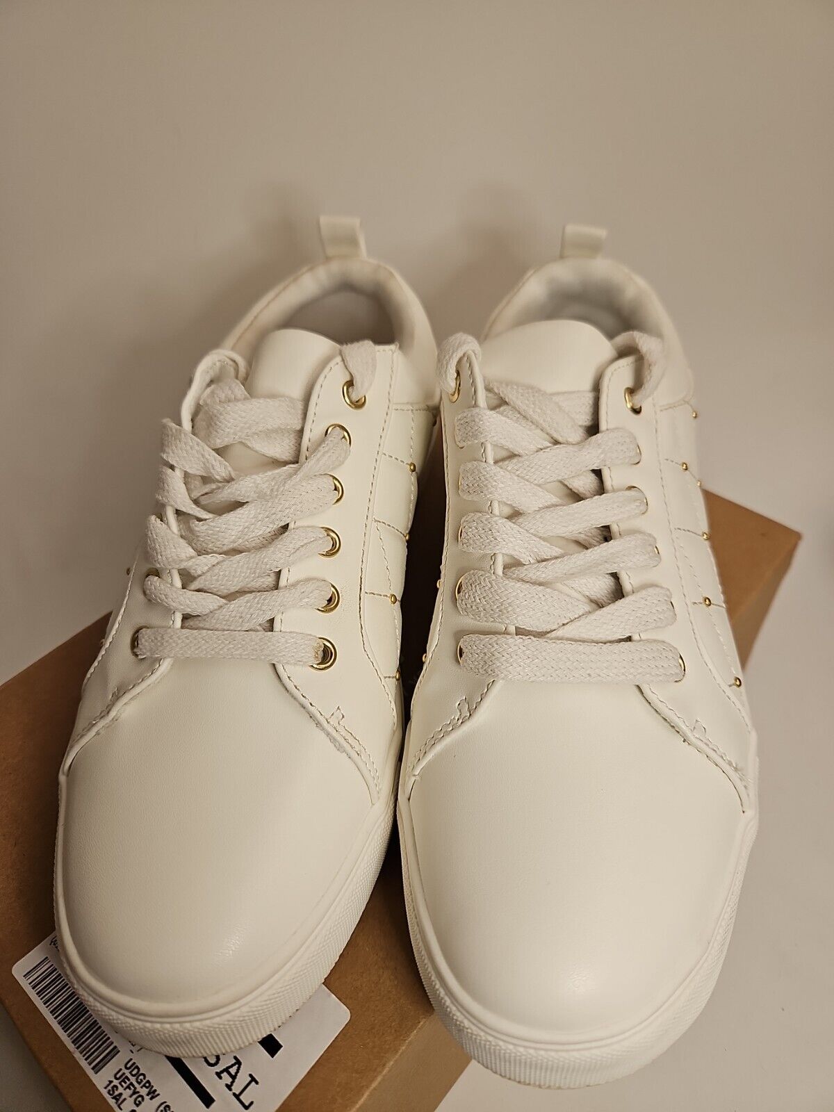 Everyday Womens Quilted White Stud Trainer Size 7 **** VS3
