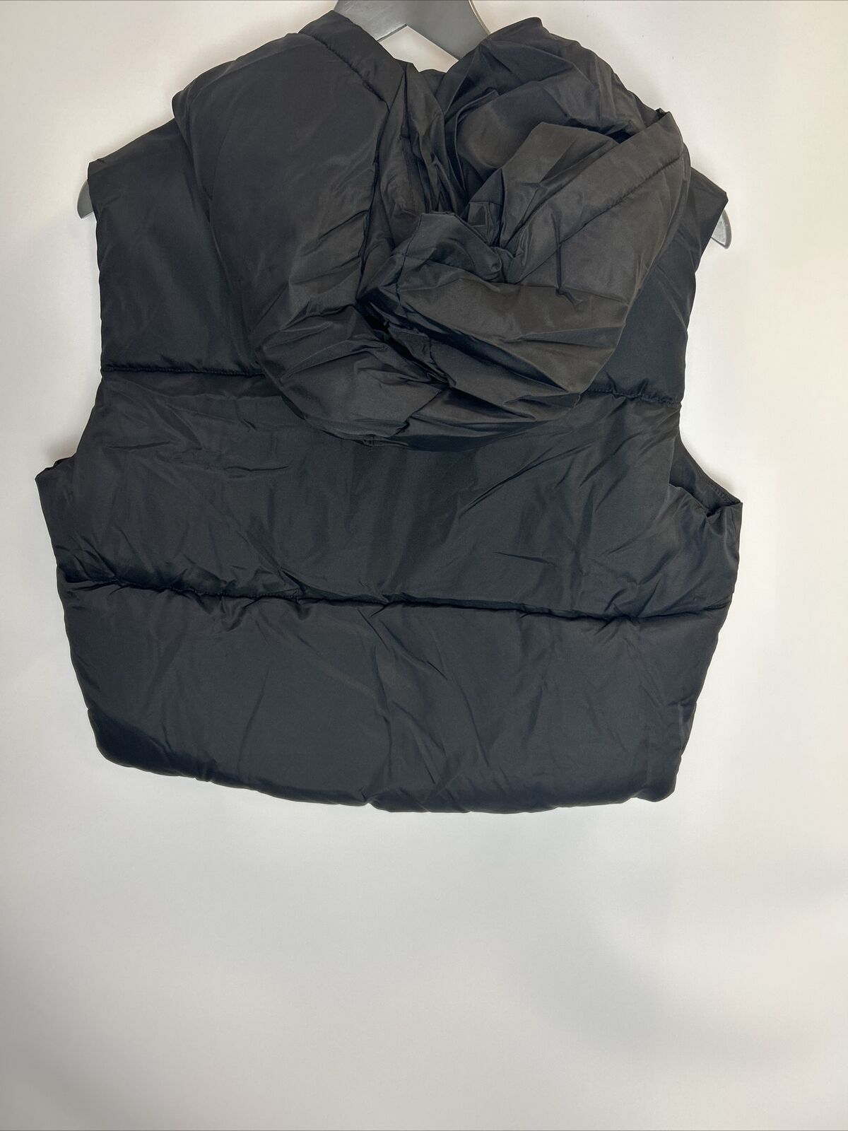 NA-KD Short Padded Gilet - Size 8. Black. ****Ref V75